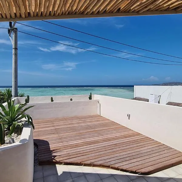 Shore Thing Gili Air Beachfront Apartment, hotel v destinaci Gili Air