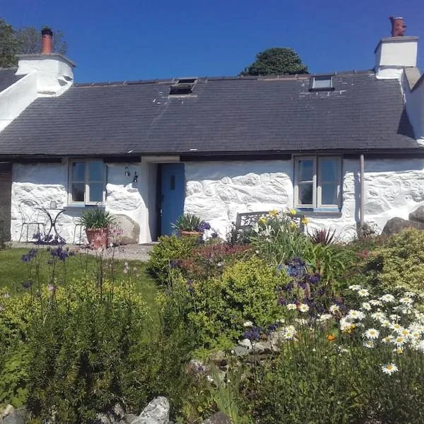 Traditional stone cottage with sea views in Snowdonia National Park, hotel di Dolbenmaen