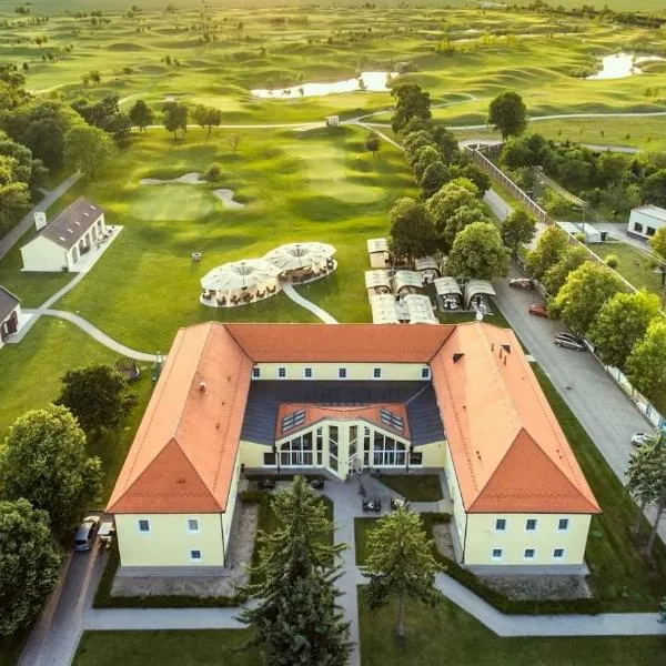 Klaudia's Hotel & Restaurant at Golf Resort, Bač Šamorín, hotel in Šamorín