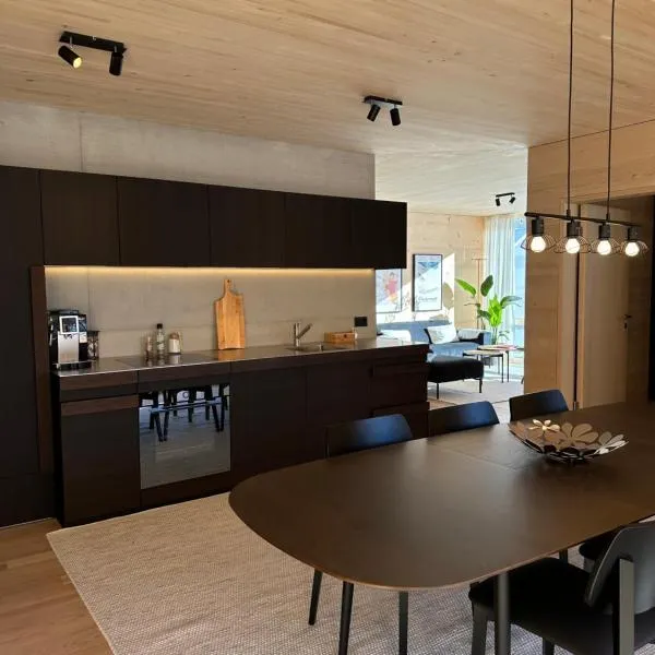 Mondholz Ferienwohnung, hotel v destinaci Andermatt
