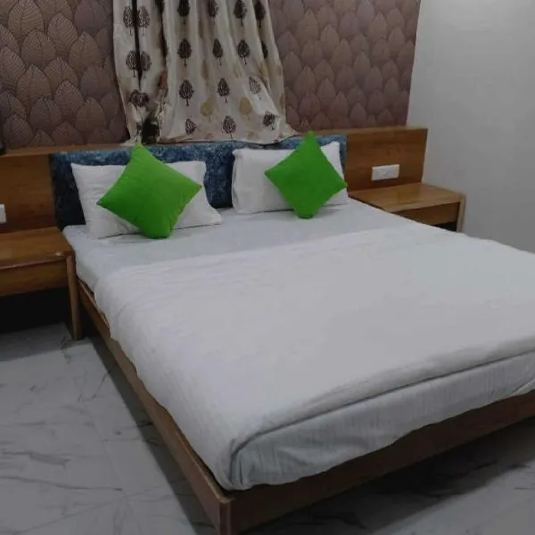 OYO Hotel Radhika Guest House, hotel di Nadiad