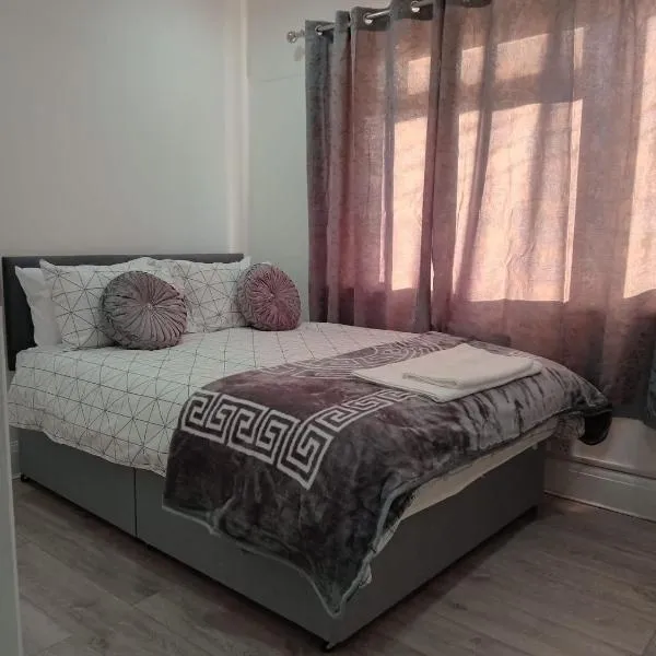 Good priced double bed rooms in harrow with shared bathrooms, hotel en Hatch End