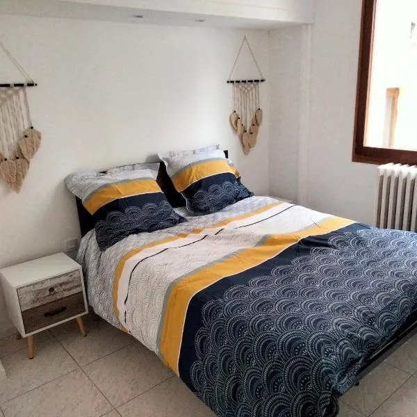 LE VILLAGE DU PARC, hotel in Aigre