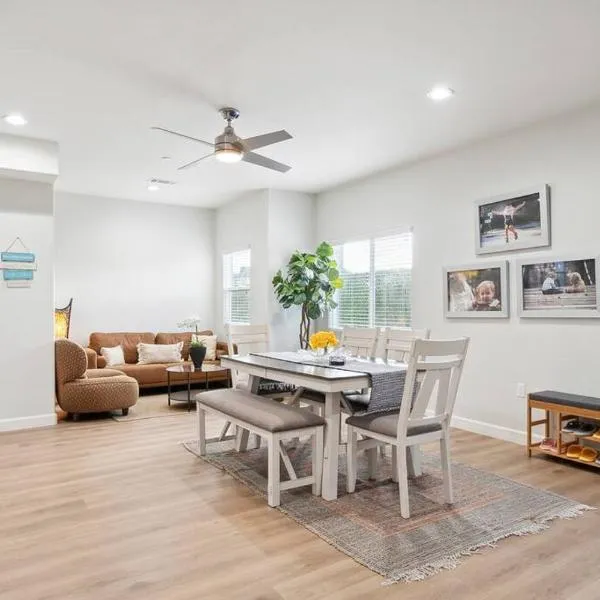 Incredible Value for 12 guests, New 3BR Home by Disneyland, Knott's, Beach, hotel v destinaci Midway City