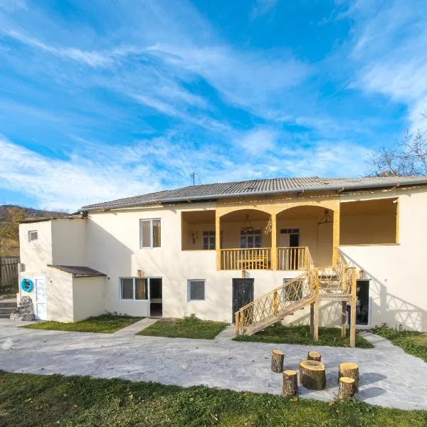Cypress guesthouse, hotel v destinaci Pokr Ayrum