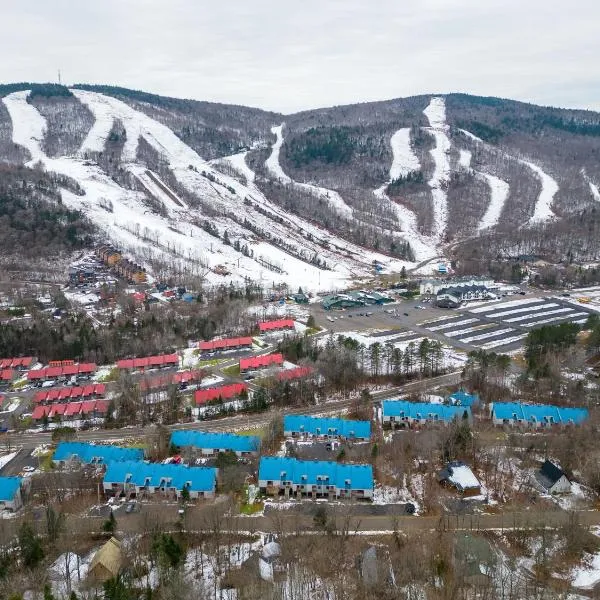 Superbe condo face aux pentes de ski Stoneham!!!, hotel in Stoneham
