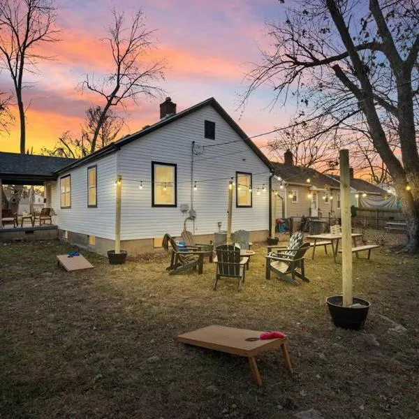 Urban Oasis Cozy Home Near Downtown with Game Room and Firepit, hotell sihtkohas Evansville