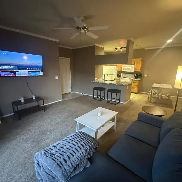 Cozy Condo in Gated Community with Pool by PHX Airport, Tempe, and Old Town, khách sạn ở Phoenix
