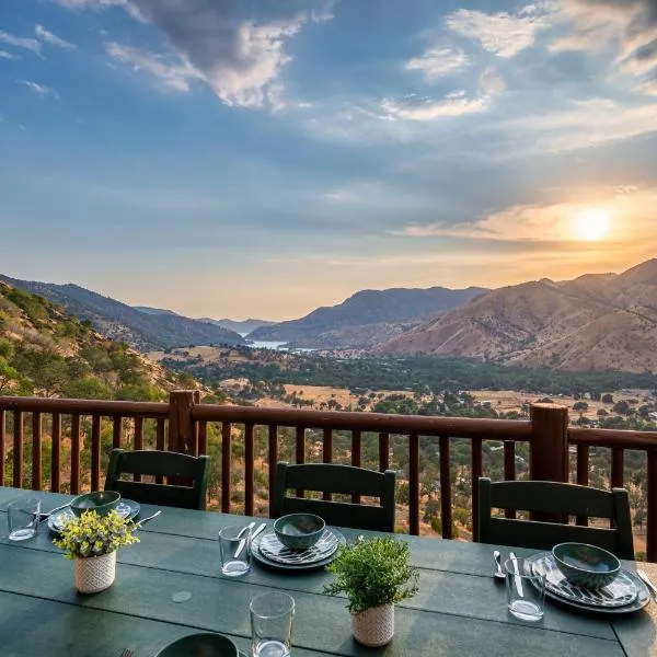 4 Kings Log Cabin 150 Acres Spectacular Views, hotel in Three Rivers