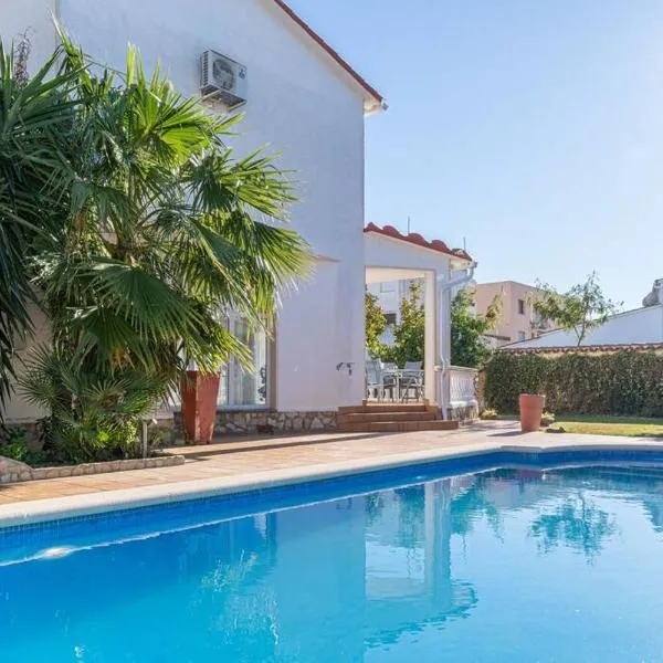 SM21-Big house in the beach, Hotel in Empuriabrava