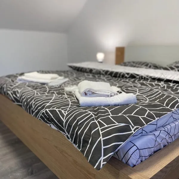 Sunny Hill Apartments, hotel di Sînpetru