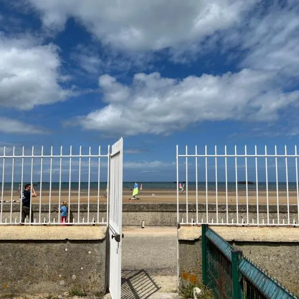 Waterfront Studio at Gold Beach, Sea View, Private Parking, hotel in Saint-Côme-de-Fresné