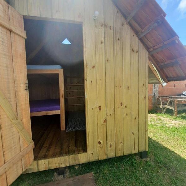 Cabana com Ar condicionado e area de cozinha e banheiro compartilhado a 10 minutos do Parque Beto Carrero