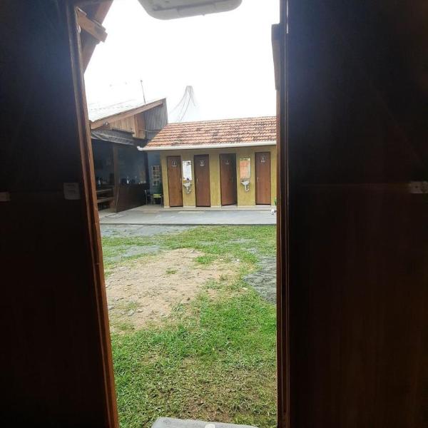 Cabana com Ar condicionado e area de cozinha e banheiro compartilhado a 10 minutos do Parque Beto Carrero