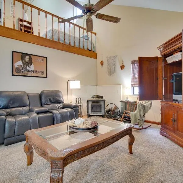 Tahlequah Duplex with Screened-in Porch and Fire Pit!, ξενοδοχείο σε Tahlequah