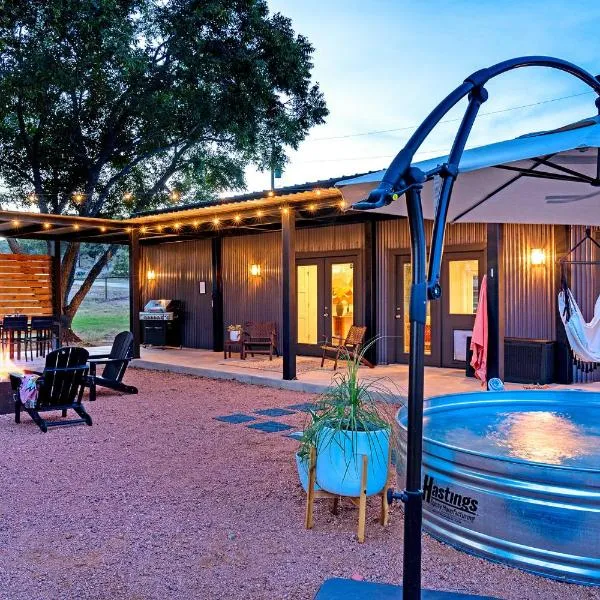 Container Haus pet friendly with cowboy pool, hotel en Tivydale