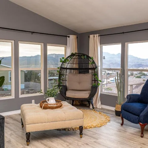 Magnificent & tranquil home, Mountain Views , 8 mins to casinos & river, Fire pit, BBQ, khách sạn ở Bullhead City