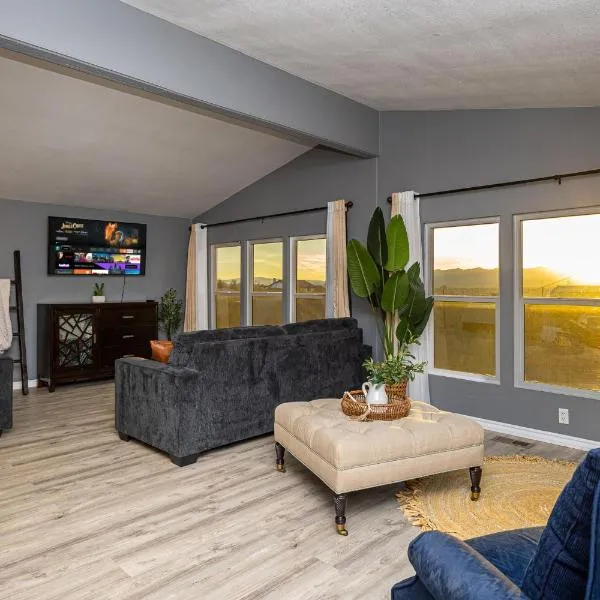Magnificent & tranquil home, Mountain Views , 8 mins to casinos & river, Fire pit, BBQ, hotel in Bullhead City