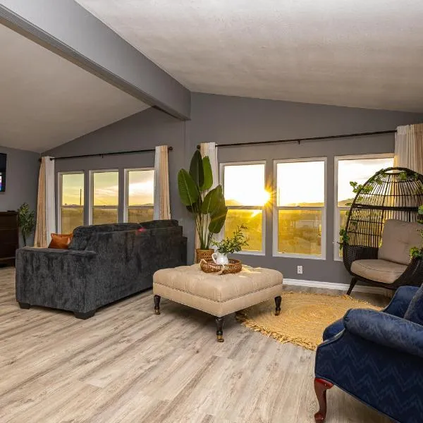 Magnificent & tranquil home, Mountain Views , 8 mins to casinos & river, Fire pit, BBQ, hotel v destinaci Bullhead City