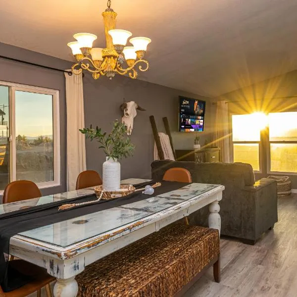 Magnificent & tranquil home, Mountain Views , 8 mins to casinos & river, Fire pit, BBQ, khách sạn ở Bullhead City