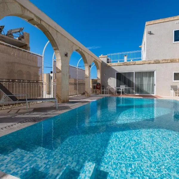 4 Bedroom Luxury Holiday Farmhouse with Private Pool, hotel in Għarb