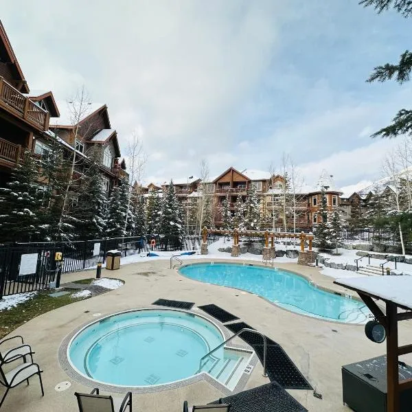 Canmore Mountain Retreat - Heated Pool & Hot-tub, hotel en Canmore