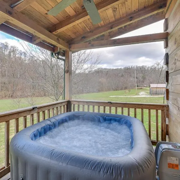 Pet-Friendly Cabin with Hot Tub in Daniel Boone NF, hotel in Rogers