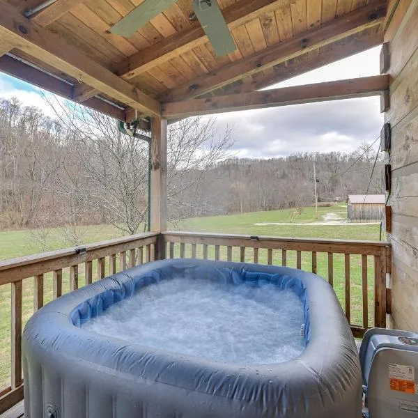 Pet-Friendly Cabin with Hot Tub in Daniel Boone NF, hotel em Rogers