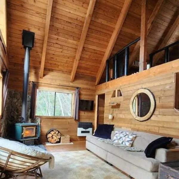 Romantic Off-Grid Cabin by Glacier lake, hotel v destinaci Pemberton