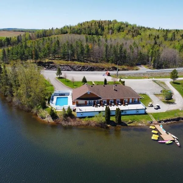 Auberge Du Lac Malcom โรงแรมในSayabec