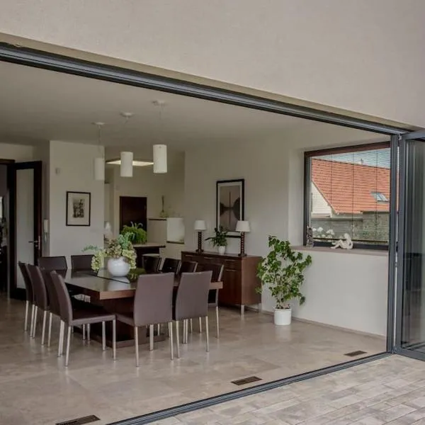 Luxury villa near Prague with pool and tennis court, hotel u gradu 'Čestlice'