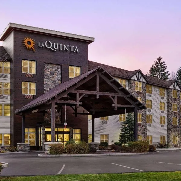 Viesnīca La Quinta Inn & Suites by Wyndham Lake George pilsētā Leikdžordža