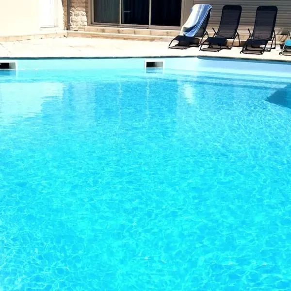 Gîte du Midi de Saint-Porchaire - Charmante maison de vacances avec piscine chauffée – hotel w mieście Saint-Porchaire