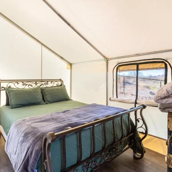 Silver Spur Homestead Luxury Glamping -The Tombstone, hotel v destinaci Tombstone