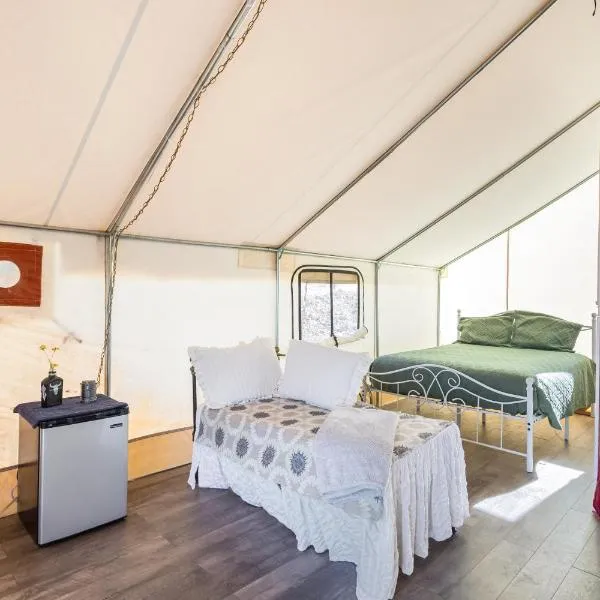 Silver Spur Homestead Luxury Glamping -The Tombstone, hotel in Tombstone