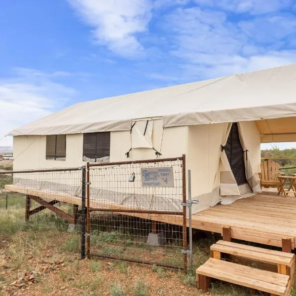 Silver Spur Homestead Luxury Glamping -The Miner, hotel in Tombstone