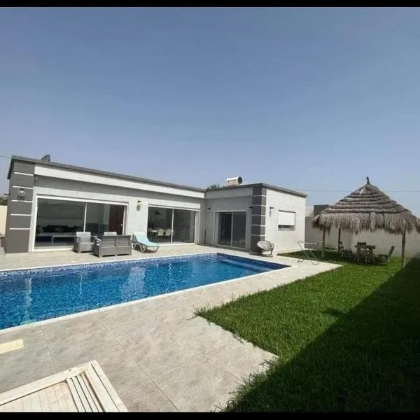 Superbe villa Dawsser avec piscine sans aucun vis à vis, hotel in Djerba