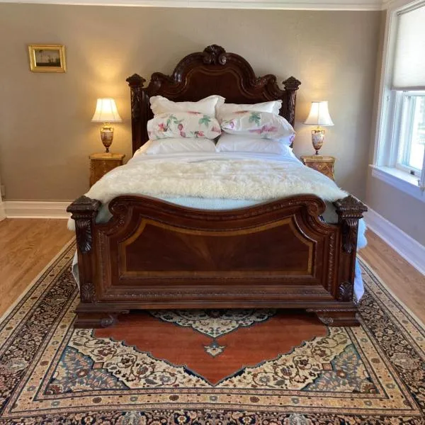 Pineapple House, Romantic 3 Bed 2 Bath Apt, Sleeps 6! Private Balcony! City Center! FREE Parking!, hotel en Denver