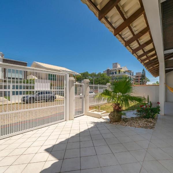Casa com 05 dormitórios ideal as férias na praia - Foto 3