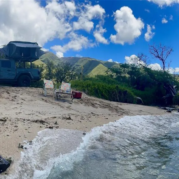 Embark on a journey through Maui with Aloha Glamp's jeep and rooftop tent allows you to discover diverse campgrounds, unveiling the island's beauty from unique perspectives each day, hotel en Makawao