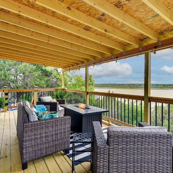 Waterfront Escape on Lake Granbury Deck and Patio!, hotel v destinaci Granbury