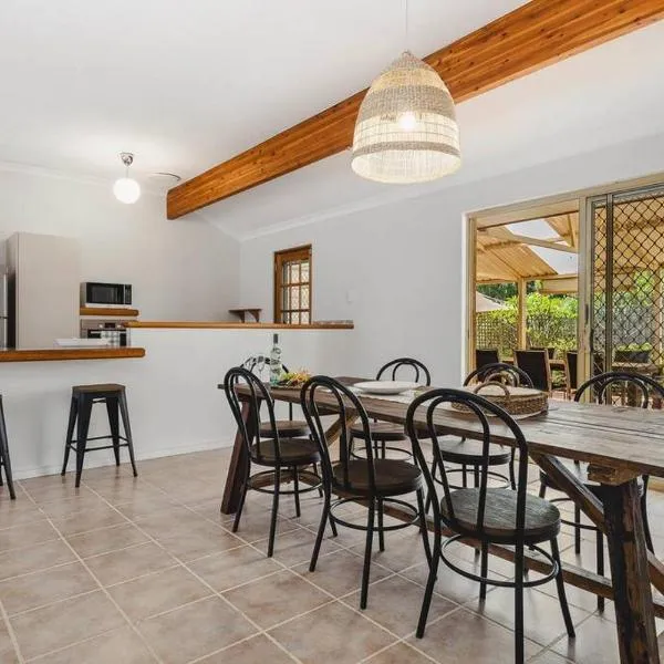 Light & Bright Pet Friendly Beachside Haven in Old Dawesville, hotel in Dawesville