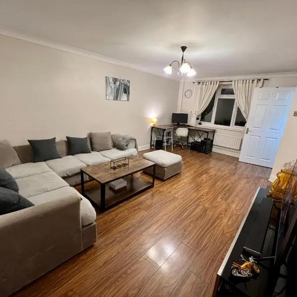 Entire 3 bedroom end of terrace house! – hotel w mieście Thamesmead