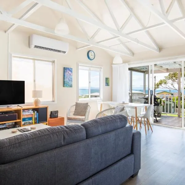 Seahaven - Pet Friendly with Ocean Views- 2 Mins to Beach, hotel in Currarong