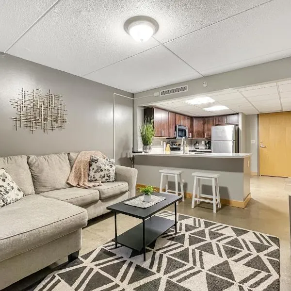 Huge 2br Apt Next To Wells Fargo -freeparking!, hotel in Des Moines