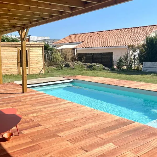 Maison avec piscine et jardin privatifs - un séjour au calme, hotel en Biscarrosse