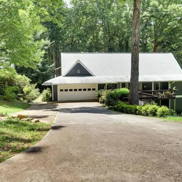 Modern Luxe Family & Groups Friendly Bungalow with Patio & Workspace, hotel in Marietta