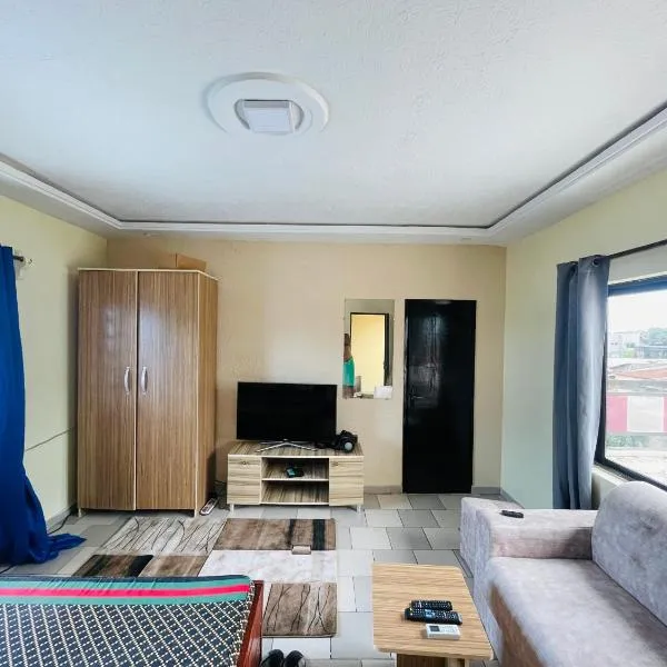 Studio cosy avec vaste terrasse, hotel in Cotonou