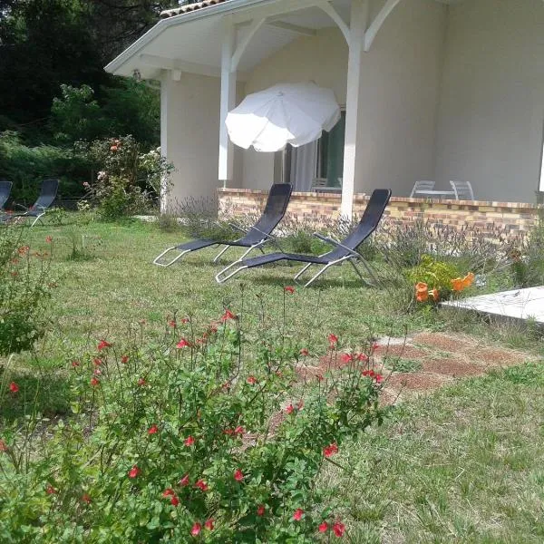 Chambres "Blanches" , bâtiment secondaire hotel la Caravelle, vue jardin, hotel in Biscarrosse-Plage