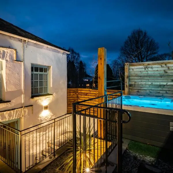 Grade 2 Listed 2 bedroom Pet Friendly - Parking - Hot Tub - very quiet, hotel in Bowness-on-Windermere